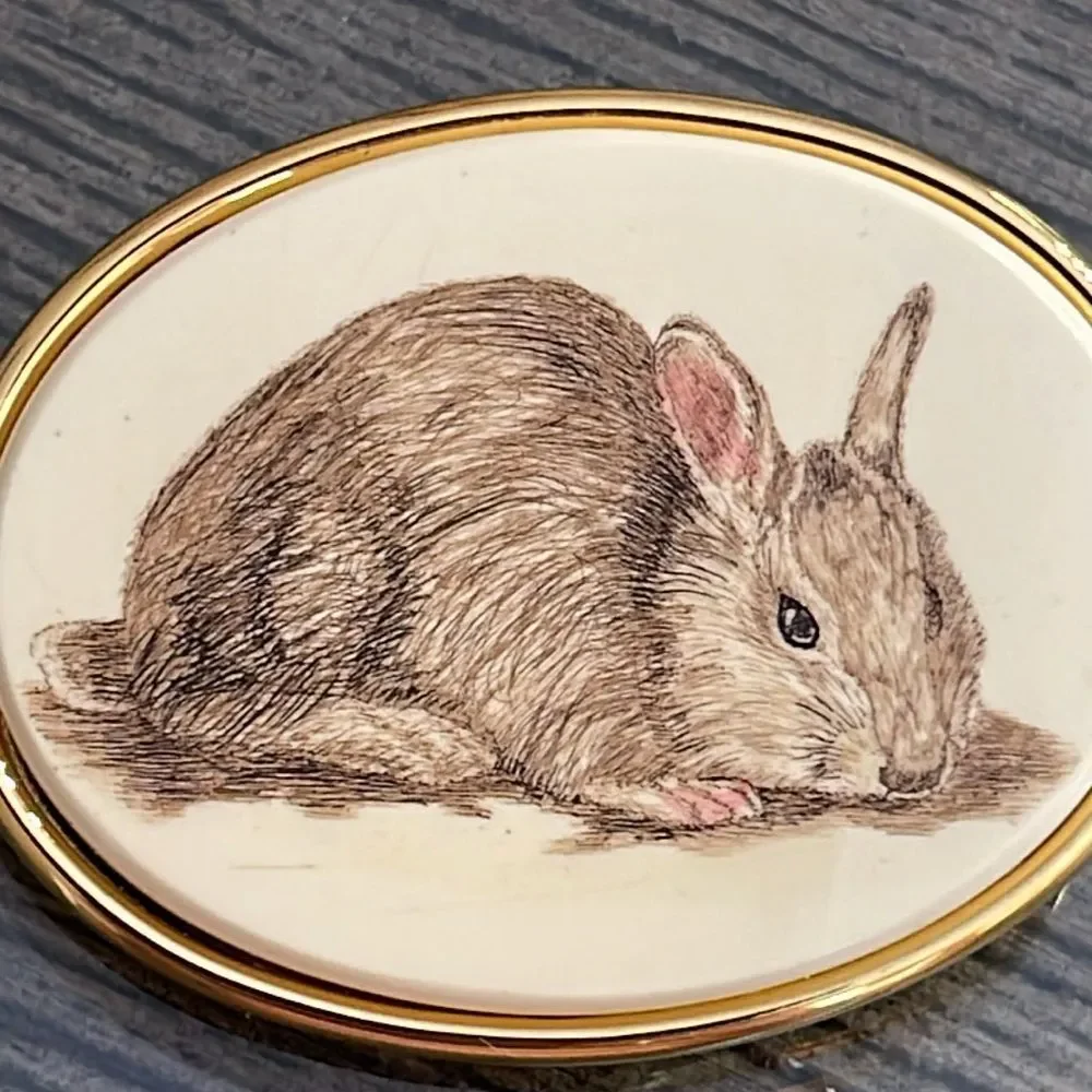 VINTAGE MFA: MUSEUM of FINE ARTS SCRIMSHAW BUNNY RABBIT GOLD-TONE PIN or BROOCH